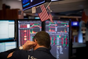 Akcijos čiuožia žemyn – JAV biržos pirmadienį baigė 12-13 proc. kritimu