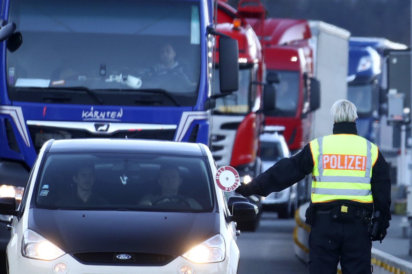 Po viruso apimtą Europą važinėjančius tolimųjų reisų vairuotojus artimieji vadina kamikadzėmis.<br>AP/Scanpix nuotr.