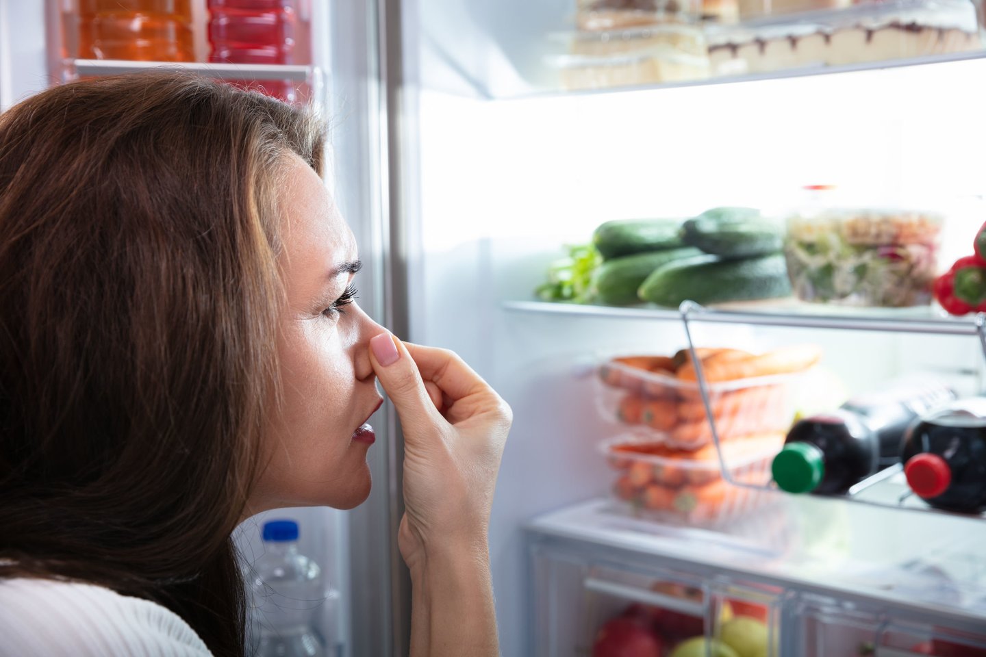  Siekiant užkirsti kelią nepageidaujamiems kvapams, šaldytuvo vidų reikėtų valyti keliskart per mėnesį.<br> 123rf nuotr.