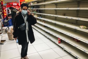 Prancūzija prognozuoja recesiją, skelbia apie 45 mlrd. eurų paramos paketą