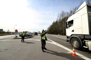 Į Lietuvą jau neleista atvykti šimtams užsieniečių, į užsienį neišleista per 100 lietuvių