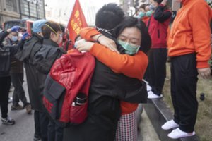 Kinai skelbia suvaldę šalyje epidemiją, bet susiduria su nauju nerimu