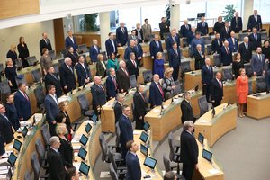 Seimas nusprendė, kaip dirbs toliau: nuotolinį darbą sukritikavo V. Bakas