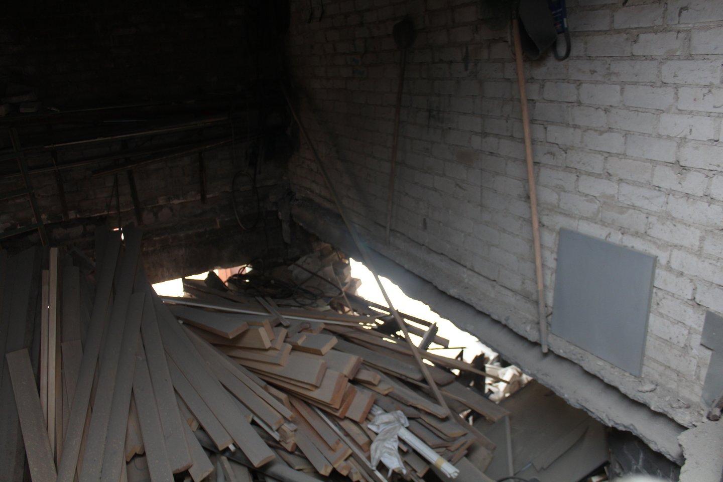 Sprogimas sugriovė tris pirmajame aukšte esančius garažus ir apgadino virš jų esančius garažus. Juos taip pat teks griauti.<br> R.Vitkaus nuotr.