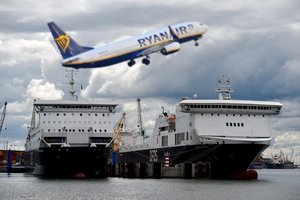 Lietuviams strigusiems Europoje – papildomi skrydžiai ir kelionės keltu namo