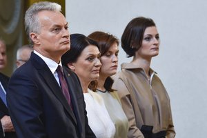 Namo veržiasi ne visi: atskleidė svetur studijuojančių G. Nausėdos dukrų planus