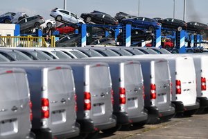 14 milijonų žmonių darbą suteikianti automobilių pramonė merdėja