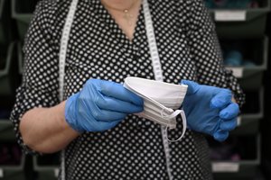 Ukrainoje trys asmenys suimti dėl 100 tūkst. chirurginių kaukių vagystės