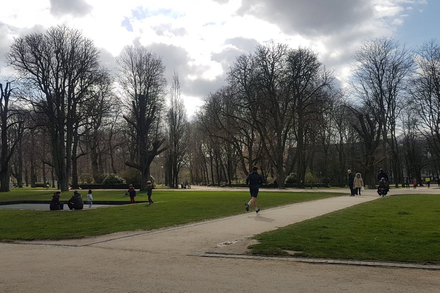 Penkiasdešimtmečio parkas buvo pilnas sportuojančių ar tiesiog saule besimėgaujančių žmonių.<br>J.Marcinkutės nuotr.