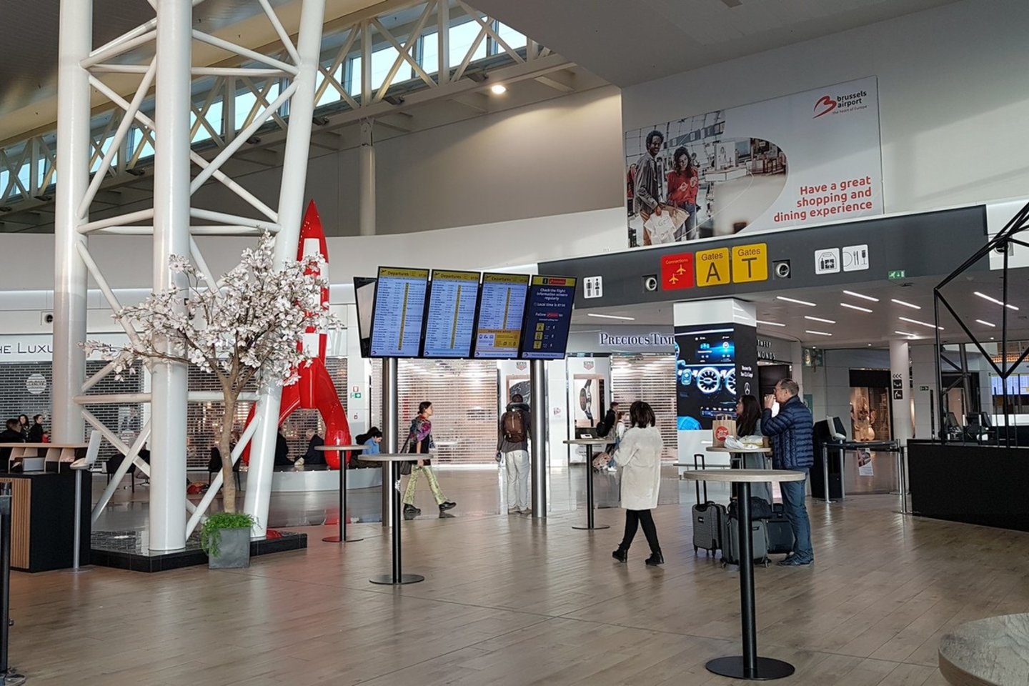 Oro uosto laukimo salė buvo apytuštė, kai kurios parduotuvės ir maitinimo įstaigos neveikė.<br>J.Marcinkutės nuotr.