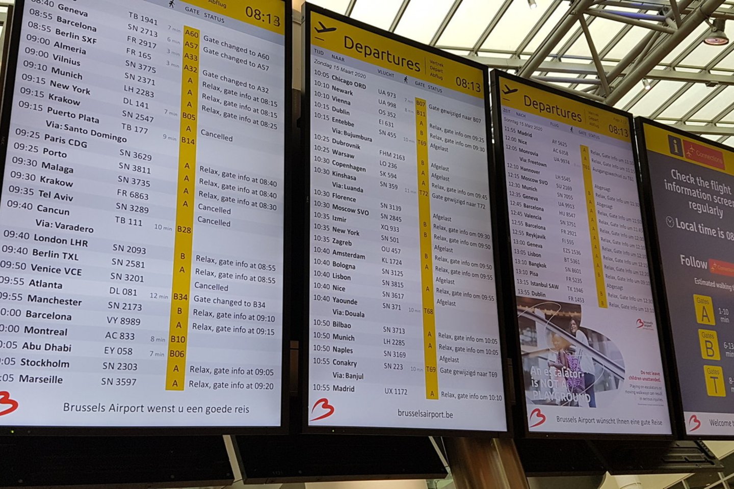 Sekmadienio ryte Briuselio tarptautinio oro uosto išvykstančių skrydžių ekrane atsispindėjo realūs pokyčiai: skrydžiai į Lenkijos, Izraelio ir kai kurių kitų šalių oro uostus buvo atšaukti. Skrydis į Vilnių vyko kaip suplanuota.<br>J.Marcinkutės nuotr.