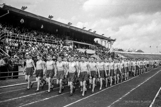 Paradas Vilniaus „Žalgirio“ stadione 10 metų LTSR jubiliejui paminėti (1950 m.)