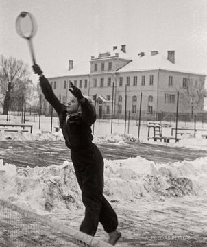  Tenisininkė Danutė Naujalytė treniravosi ir žiemą lauke (1950 m.) 