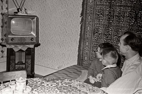  Krepšininkas Justinas Lagunavičius su vaikais žiūri televizijos transliaciją (1960 m.)