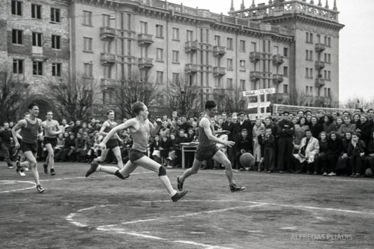 Kadaise tai buvo Jaunimo stadionas, o dabar – Seimo pastatas stovi. Krepšinio varžybos Vilnius-Ryga (1961 m.)