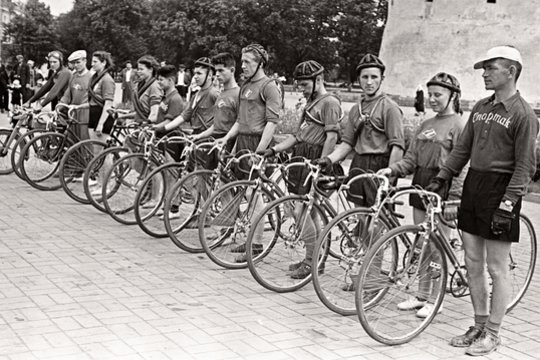 Dviračių lenktynių komanda „Spartakas“ 1960 metais prieš varžybas prie Katedros aikštės