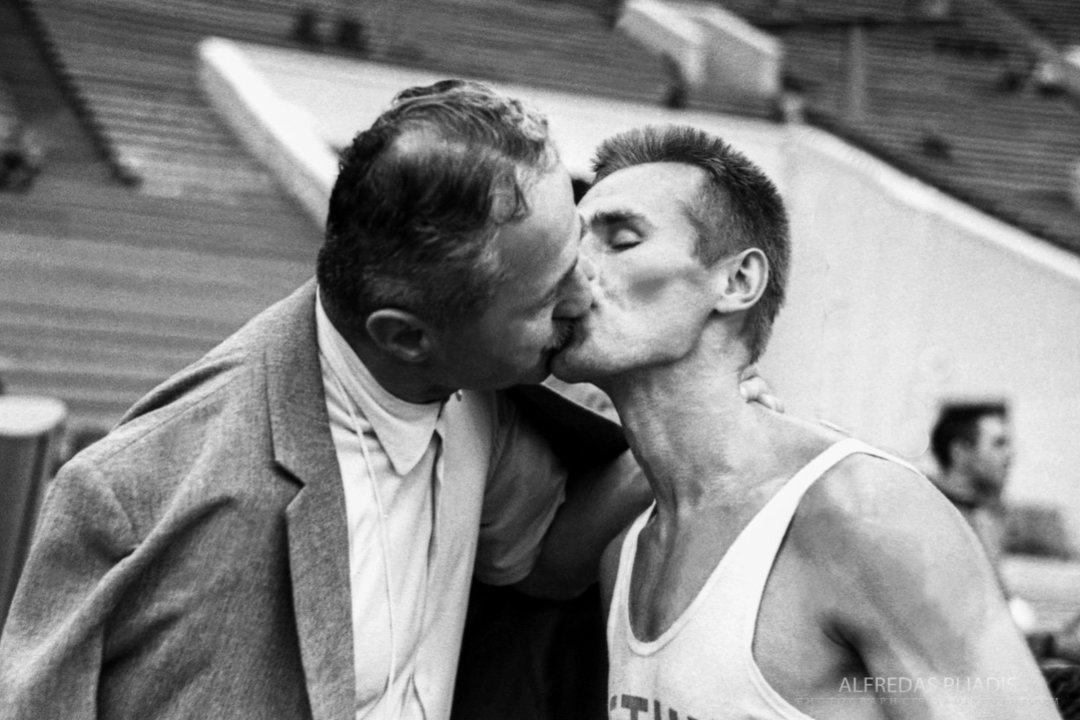 Legendinis ilgų nuotolių bėgikas Kęstutis Orentas ir jo treneris (1964 m.)
