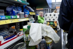 „Lidl“ trigubai didina priedus darbuotojams, rytais – prioritetas senjorams