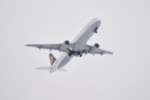 Bando susigrąžinti lietuvius namo: „Lufthansa“ pratęsė skrydžius iš Frankfurto į Vilnių