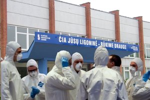 Klaipėdos universitetinėje ligoninėje įtampa: praneša, kad medikai dalijasi panaudotomis kaukėmis