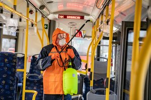 Autobusais ir troleibusais rekomenduoja vykti tik būtinu atveju