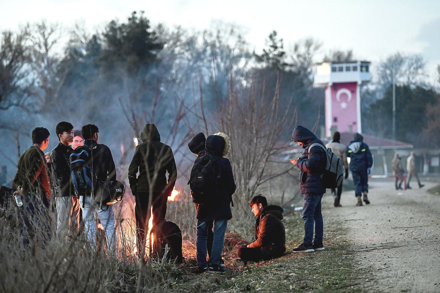 Pasienyje tarp Turkijos ir Graikijos šiuo metu yra įstrigę per 13 tūkstančių migrantų, kurie veržiasi į Europą.<br>AFP/„Scanpix“ nuotr.