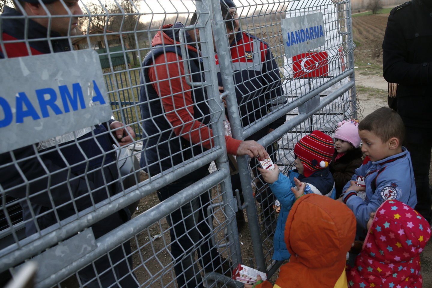  Tūkstančius migrantų nuo antplūdžio į Senąjį žemyną sulaiko tik Graikijos siena, o Turkija iš Bendrijos nori pinigų.<br>AP/Scanpix nuotr.