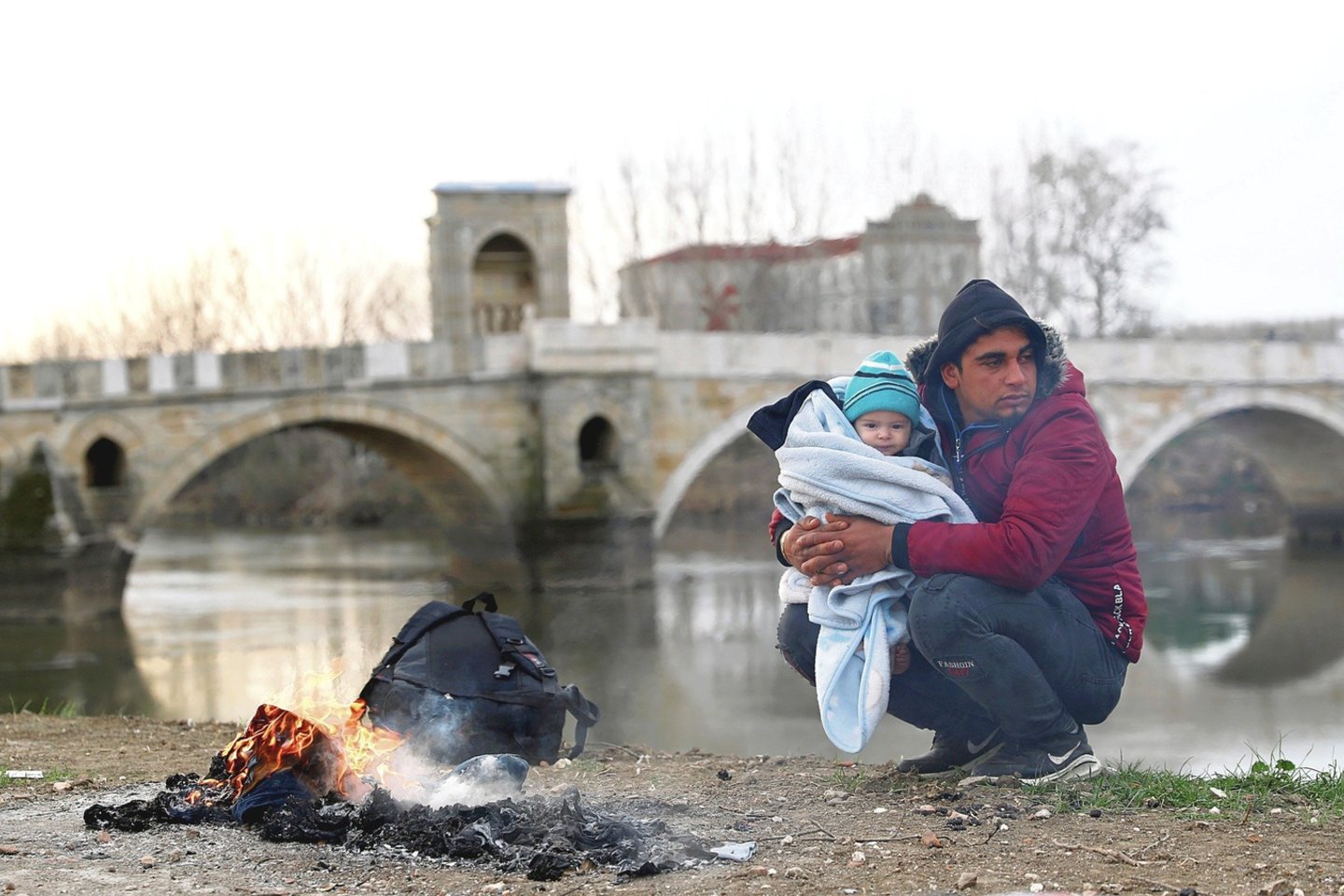 Pasienyje tarp Turkijos ir Graikijos šiuo metu yra įstrigę per 13 tūkstančių migrantų, kurie veržiasi į Europą.<br>AFP/„Scanpix“ nuotr.
