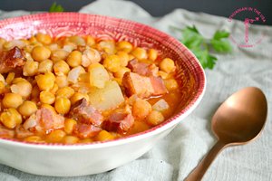 Avinžirnių troškinys su šonine: sotu, gardu ir paprasta