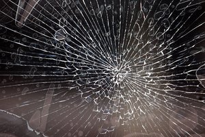 Mažeikių r. miestelyje siautėja vagys: įsilaužta į parduotuvę, mokyklą ir net bažnyčios zakristiją