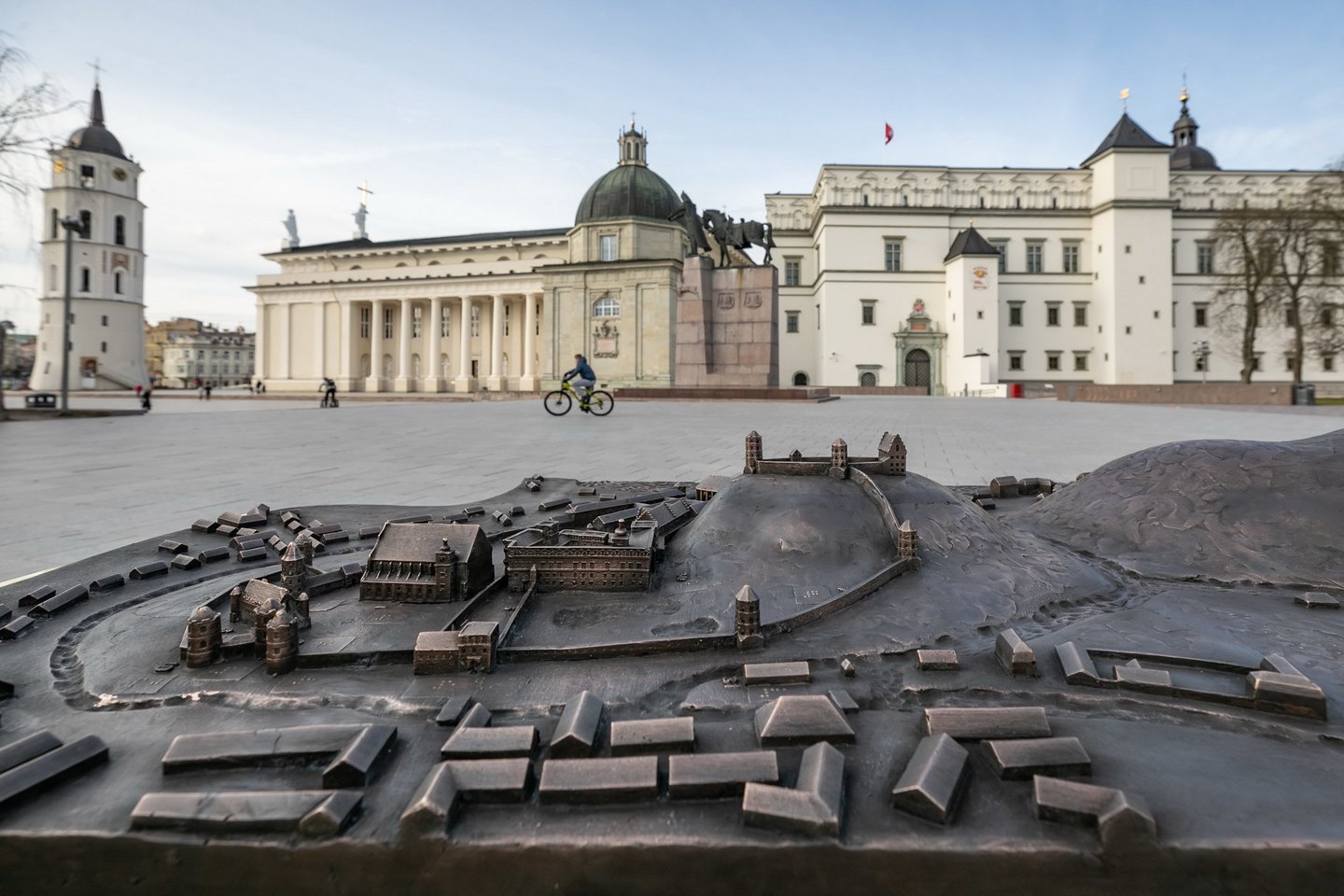 Pristatytas meninio ciklo „Senojo miesto fragmentai“ lauko maketas „Katedra“.<br> Vilniaus savivaldybės nuotr.