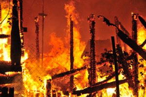 Lazdijų r. gaisro metu žuvo vyras: ugniagesiai žmogų bandė gaivinti