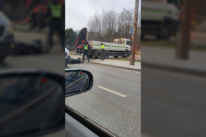 Avarija Vilniuje: motociklininkas trenkėsi į sunkvežimį