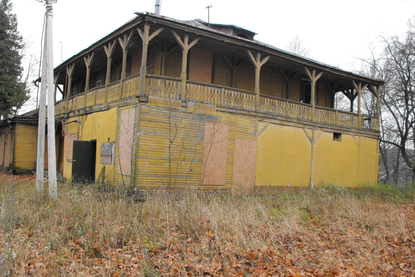 Žvėryne, Birutės g. 40, stovėjusią valstybės saugomą medinę vilą buvo leista perstatyti kitur, o jos vietoje sutalpinti naują triaukštį devynių butų daugiabutį.<br>D.Rudzinsko nuotr.