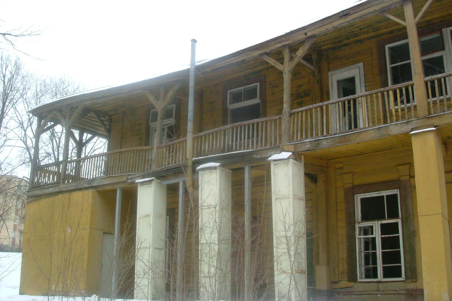 Žvėryne, Birutės g. 40, stovėjusią valstybės saugomą medinę vilą buvo leista perstatyti kitur, o jos vietoje sutalpinti naują triaukštį devynių butų daugiabutį.<br>D.Rudzinsko nuotr.