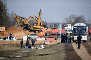 Grandiozinės statybos sukėlė kaimelio įniršį: koronavirusu užsikrėtusius gelbės šalia gyvenamųjų namų