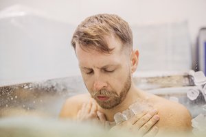 Vilnietis šalčio mėgėjas net ir namuose neria į ledukų vonią