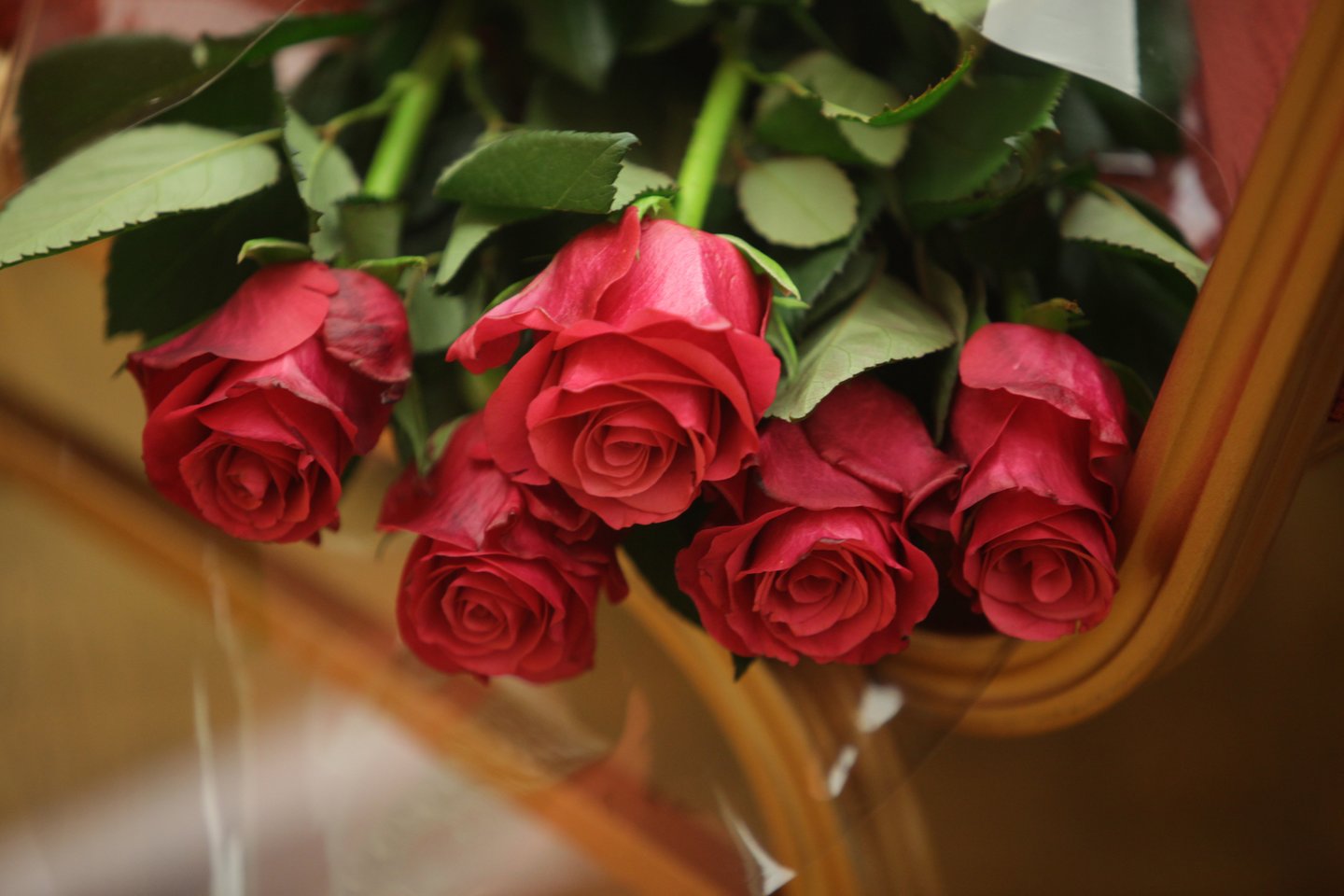 Raudonų rožių puokštė – vienas pagrindinių bet kokios šventės Rusijoje atributų.<br>V.Balkūno nuotr.