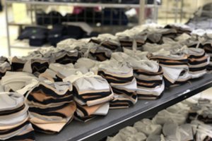 „Utenos trikotažas“ pradėjo masinę nemedicininių apsauginių kaukių gamybą