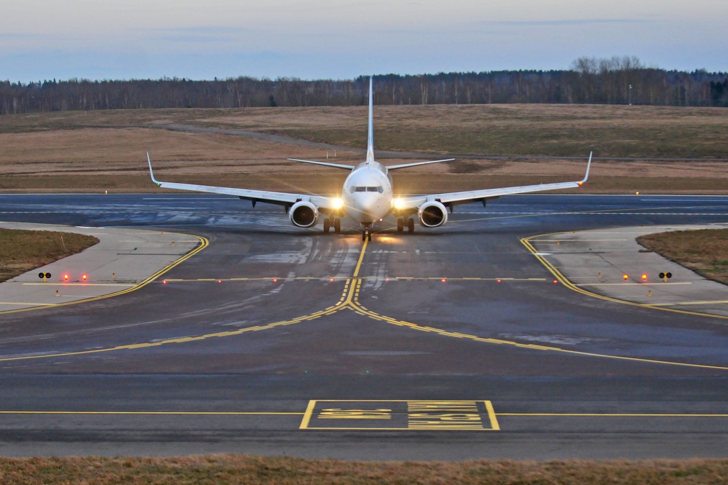 Susisiekimo ministerija sako ir toliau organizuosianti skrydžius norintiems grįžti lietuviams.<br>A.Vaitkevičiaus nuotr.
