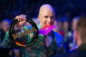 Gimtadienį namuose sutinkantis V. Bareikis dovanoja netikėtą duetą su grupe „69 danguje“