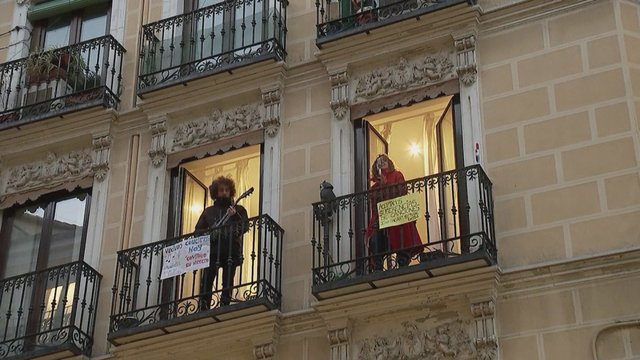Atgaiva karantino metu: Ispanijos dainininkė surengė pasirodymą balkone