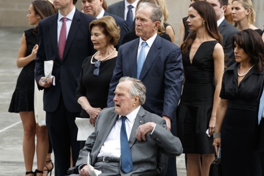  Du JAV prezidentai Bushai.<br>AP nuotr.