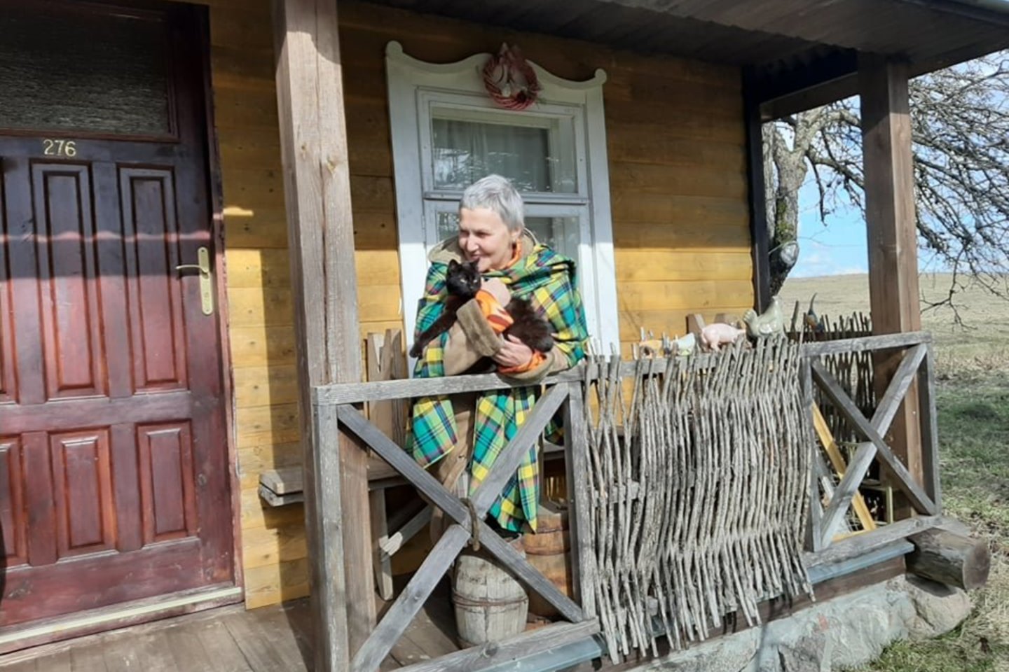 Vilniečių pensininkų šeima Nijolė ir Leonidas džiaugiasi, kad gali leisti karantiną Leonido paties pastatytuose namuose jo senelio žemėje.<br>Asmeninio albumo nuotr.