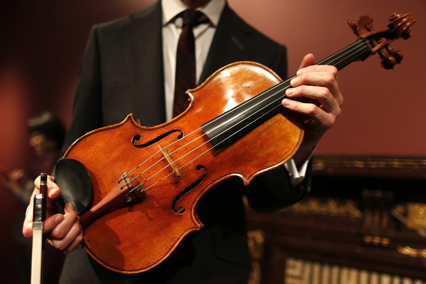 1719 m gamybos A.Stradivari smuikas „Macdonald“ (pavadintas pagal baroną Godfrey Bosville Macdonaldą, kuris šį instrumentą įsigijo 1820 m.)<br> Reuters / Scanpix nuotr.