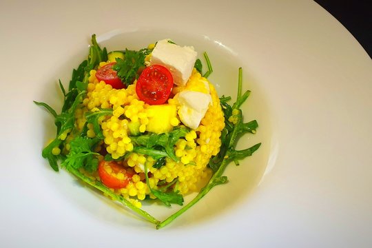 Perlinio kuskuso ir fetos salotos – gaivios ir pavasariškos