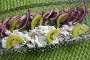 Išbandžiau silkės su kiviais receptą: skanu, netikėta, gaivu