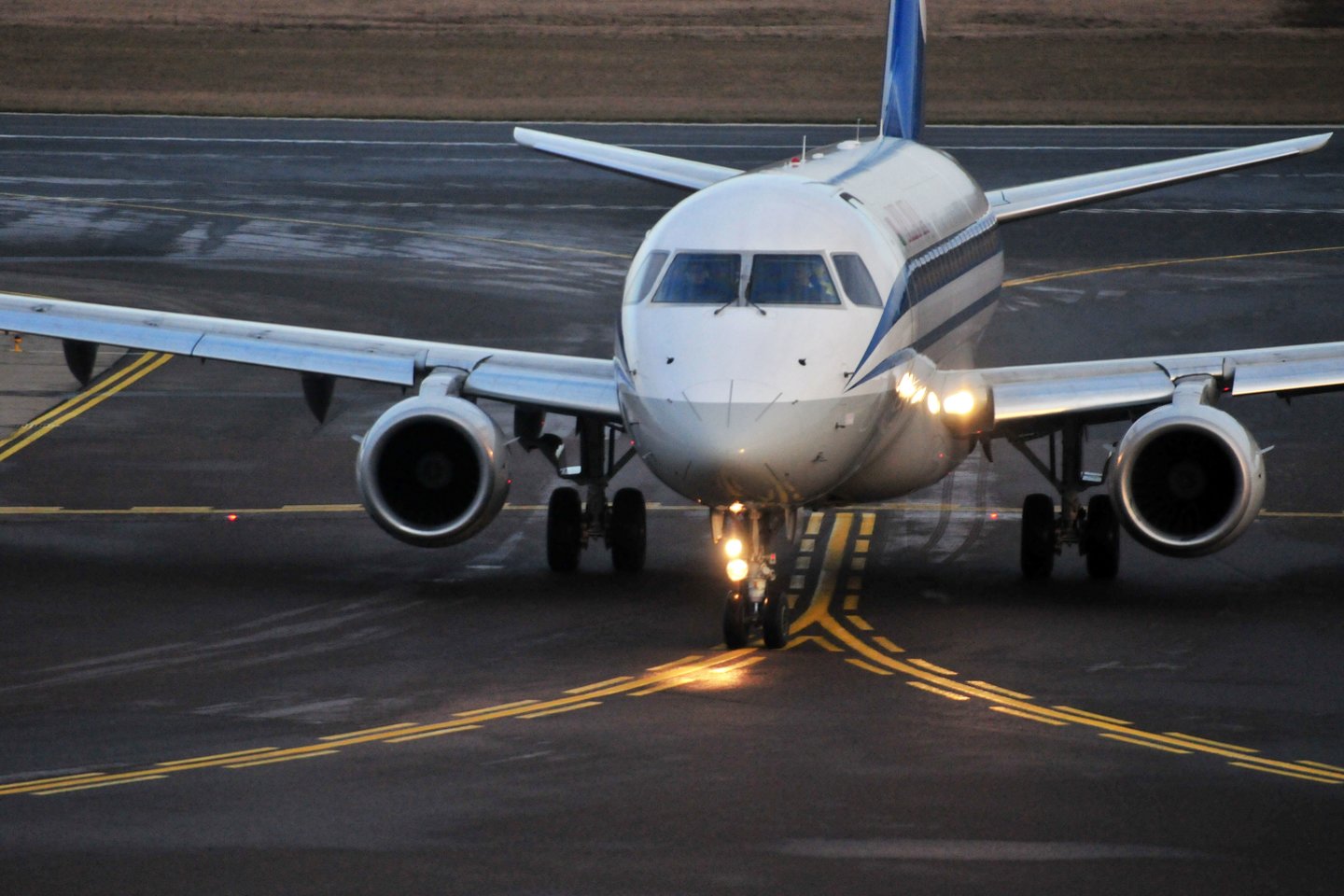 Belgijos Šarlerua oro uostas penktadienį paskelbė, kad mažiausiai dviem savaitėms įšaldys komercinius skrydžius.<br>A.Vaitkevičiaus nuotr.