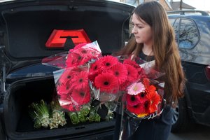 Respublikinės Šiaulių ligoninės medikus pradžiugino jiems dovanotos gėlių puokštės 