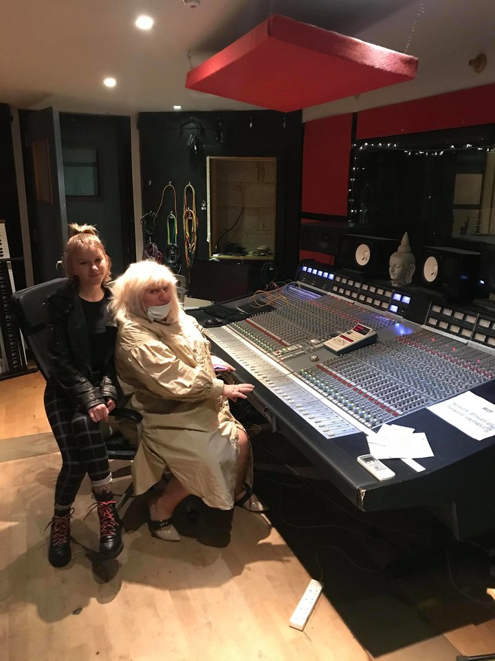 Daina Bilevičiūtė prieš karantiną studijoje įrašė dainą.<br>Asmeninio archyvo nuotr.